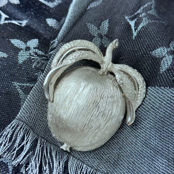 Sarah Coventry Vintage Silver Tone Apple Delight Brooch Pin Fashion Accessory I - Picture 5 of 16